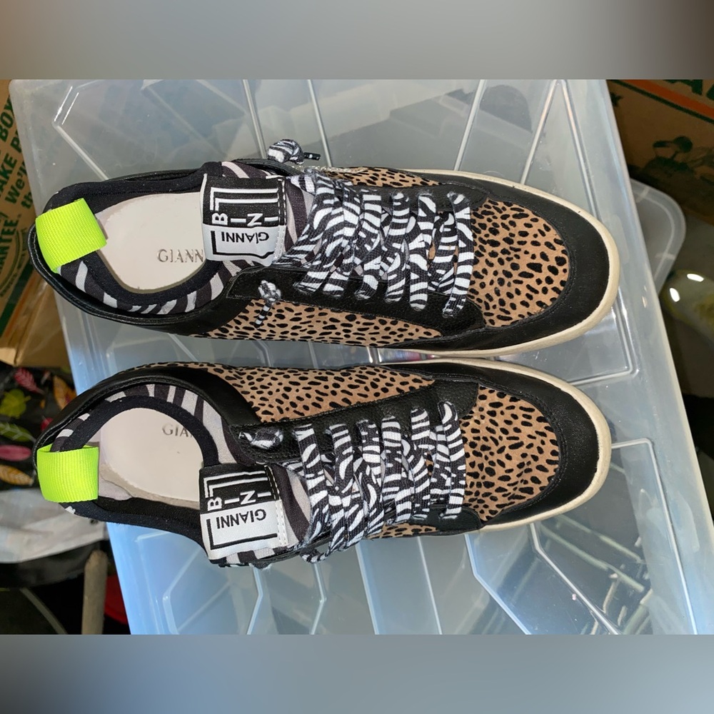 Gianni Bini leopard and black shoes. Size 6